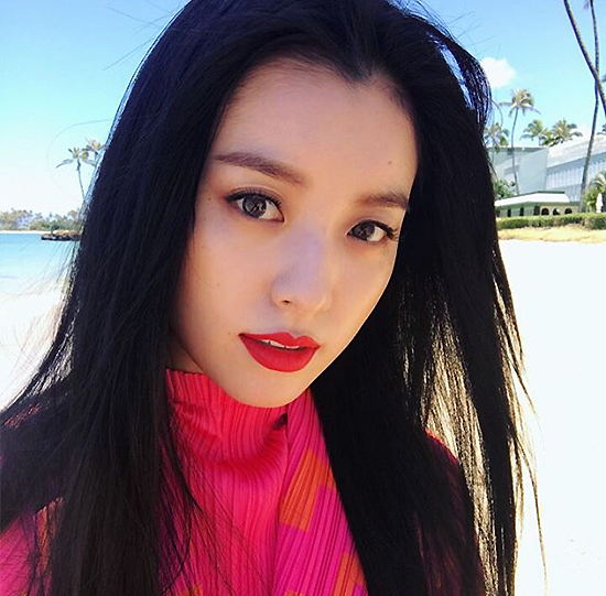 Han Hyojoo On Her Way To Photo Shoot In Hawaii Korea Dispatch